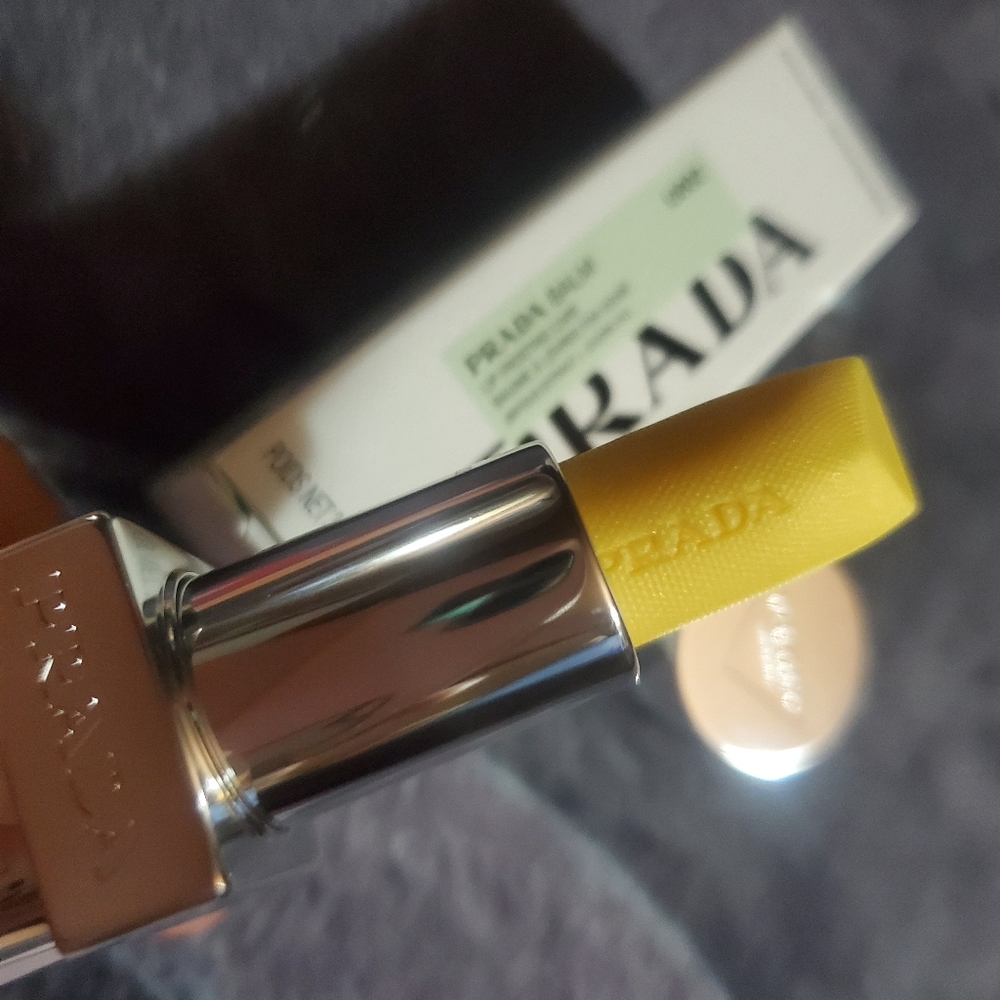 Prada Blushing Care lip balm Color U002 BANANA YELLOW. - Picture 5 of 5